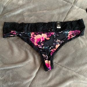 ✨BRAND NEW✨ Torrid Wide lace  floral thing